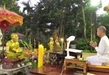 หลวงปู่พุทธะอิสระ เจริญพระพุทธมนต์เย็น ณ ลานเจดีย์ศรีมหาโพธิ์ วัดอ้อน้อย