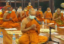 พระสงฆ์ นำเจริญพระพุทธมนต์ข้ามปี